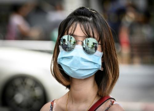 une-femme-avec-un-masque-de-protection-dans-les-rues-de-bangkok-le-13-fevrier